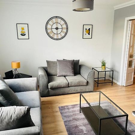 Wolverhampton Large 3 Bedrooms 5 Bed House Perfect For Short & Long Stays Contractors Business Nhs Insurance 1 Bathroom And Separate Wc Private Garden Driveway For 2 Large Vehicles Close To City Centre M6 M54 And Walsall Willenhall Cannock Property ภายนอก รูปภาพ