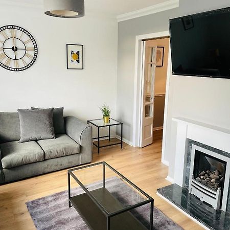 Wolverhampton Large 3 Bedrooms 5 Bed House Perfect For Short & Long Stays Contractors Business Nhs Insurance 1 Bathroom And Separate Wc Private Garden Driveway For 2 Large Vehicles Close To City Centre M6 M54 And Walsall Willenhall Cannock Property ภายนอก รูปภาพ