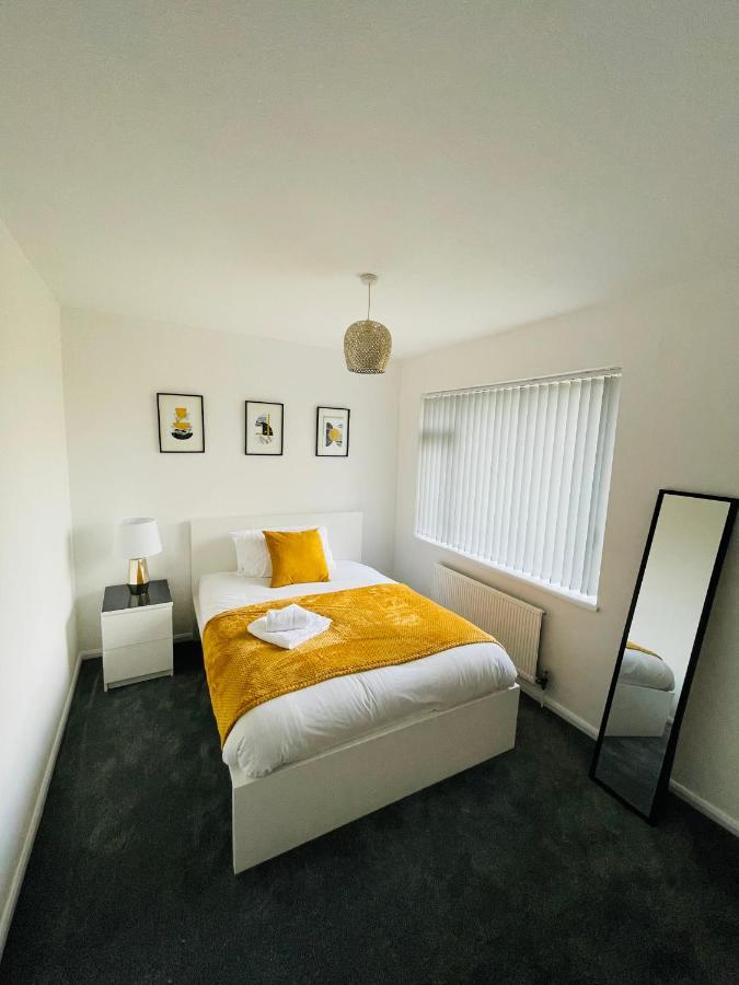 Wolverhampton Large 3 Bedrooms 5 Bed House Perfect For Short & Long Stays Contractors Business Nhs Insurance 1 Bathroom And Separate Wc Private Garden Driveway For 2 Large Vehicles Close To City Centre M6 M54 And Walsall Willenhall Cannock Property ภายนอก รูปภาพ