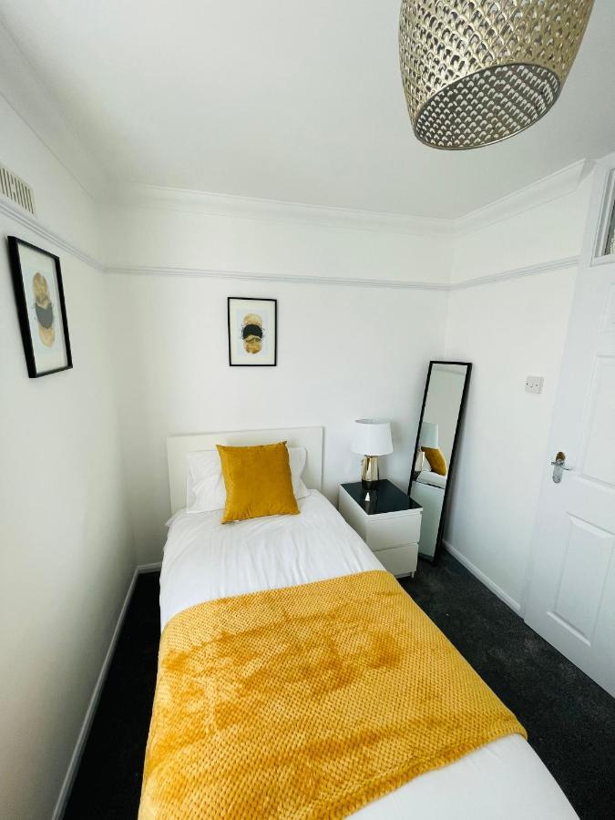 Wolverhampton Large 3 Bedrooms 5 Bed House Perfect For Short & Long Stays Contractors Business Nhs Insurance 1 Bathroom And Separate Wc Private Garden Driveway For 2 Large Vehicles Close To City Centre M6 M54 And Walsall Willenhall Cannock Property ภายนอก รูปภาพ
