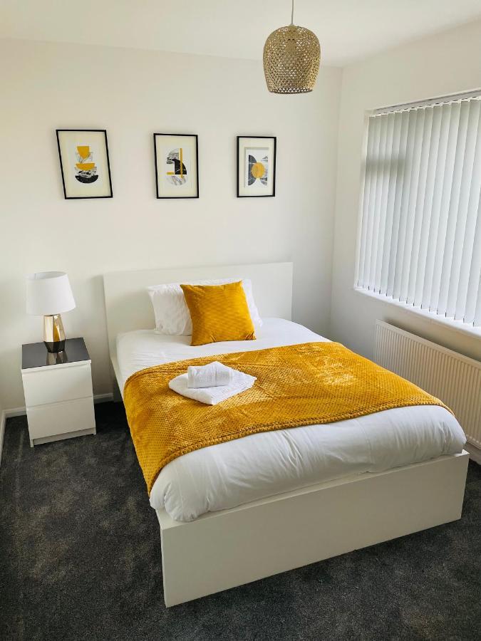 Wolverhampton Large 3 Bedrooms 5 Bed House Perfect For Short & Long Stays Contractors Business Nhs Insurance 1 Bathroom And Separate Wc Private Garden Driveway For 2 Large Vehicles Close To City Centre M6 M54 And Walsall Willenhall Cannock Property ภายนอก รูปภาพ