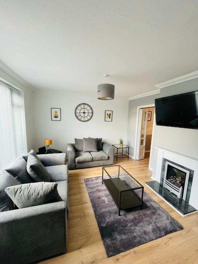 Wolverhampton Large 3 Bedrooms 5 Bed House Perfect For Short & Long Stays Contractors Business Nhs Insurance 1 Bathroom And Separate Wc Private Garden Driveway For 2 Large Vehicles Close To City Centre M6 M54 And Walsall Willenhall Cannock Property ภายนอก รูปภาพ
