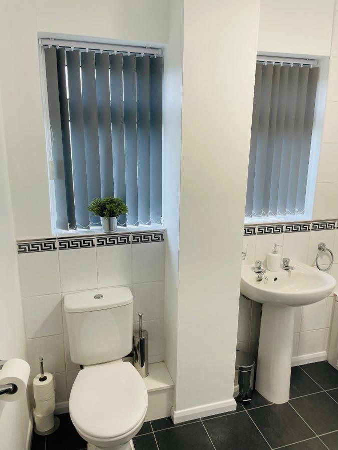 Wolverhampton Large 3 Bedrooms 5 Bed House Perfect For Short & Long Stays Contractors Business Nhs Insurance 1 Bathroom And Separate Wc Private Garden Driveway For 2 Large Vehicles Close To City Centre M6 M54 And Walsall Willenhall Cannock Property ภายนอก รูปภาพ