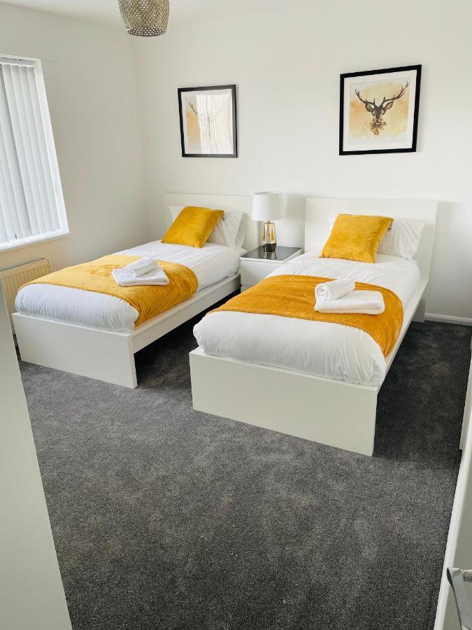 Wolverhampton Large 3 Bedrooms 5 Bed House Perfect For Short & Long Stays Contractors Business Nhs Insurance 1 Bathroom And Separate Wc Private Garden Driveway For 2 Large Vehicles Close To City Centre M6 M54 And Walsall Willenhall Cannock Property ภายนอก รูปภาพ