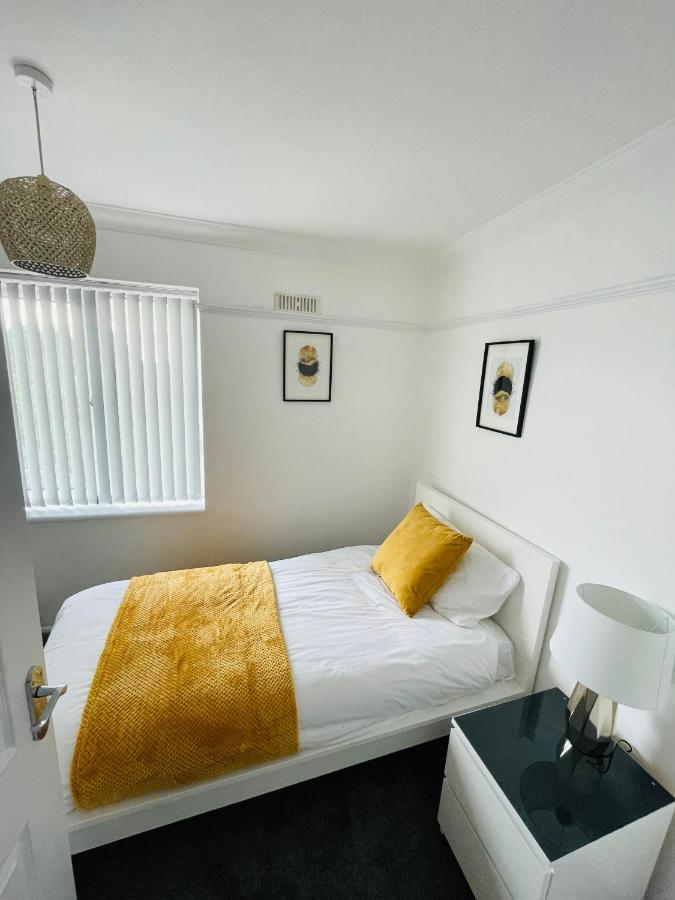 Wolverhampton Large 3 Bedrooms 5 Bed House Perfect For Short & Long Stays Contractors Business Nhs Insurance 1 Bathroom And Separate Wc Private Garden Driveway For 2 Large Vehicles Close To City Centre M6 M54 And Walsall Willenhall Cannock Property ภายนอก รูปภาพ