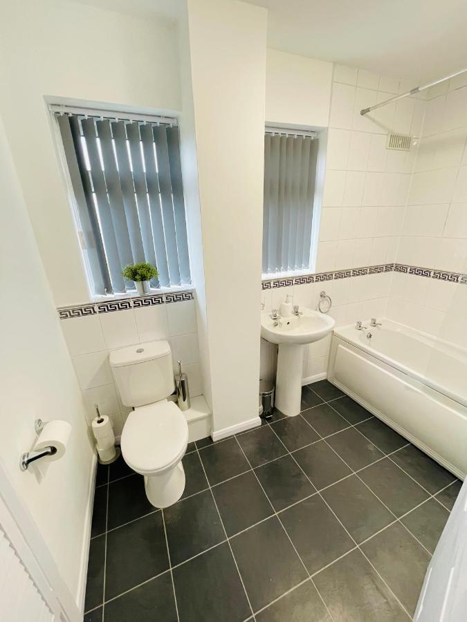 Wolverhampton Large 3 Bedrooms 5 Bed House Perfect For Short & Long Stays Contractors Business Nhs Insurance 1 Bathroom And Separate Wc Private Garden Driveway For 2 Large Vehicles Close To City Centre M6 M54 And Walsall Willenhall Cannock Property ภายนอก รูปภาพ