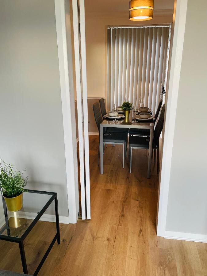 Wolverhampton Large 3 Bedrooms 5 Bed House Perfect For Short & Long Stays Contractors Business Nhs Insurance 1 Bathroom And Separate Wc Private Garden Driveway For 2 Large Vehicles Close To City Centre M6 M54 And Walsall Willenhall Cannock Property ภายนอก รูปภาพ