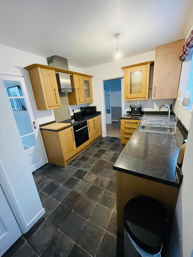 Wolverhampton Large 3 Bedrooms 5 Bed House Perfect For Short & Long Stays Contractors Business Nhs Insurance 1 Bathroom And Separate Wc Private Garden Driveway For 2 Large Vehicles Close To City Centre M6 M54 And Walsall Willenhall Cannock Property ภายนอก รูปภาพ
