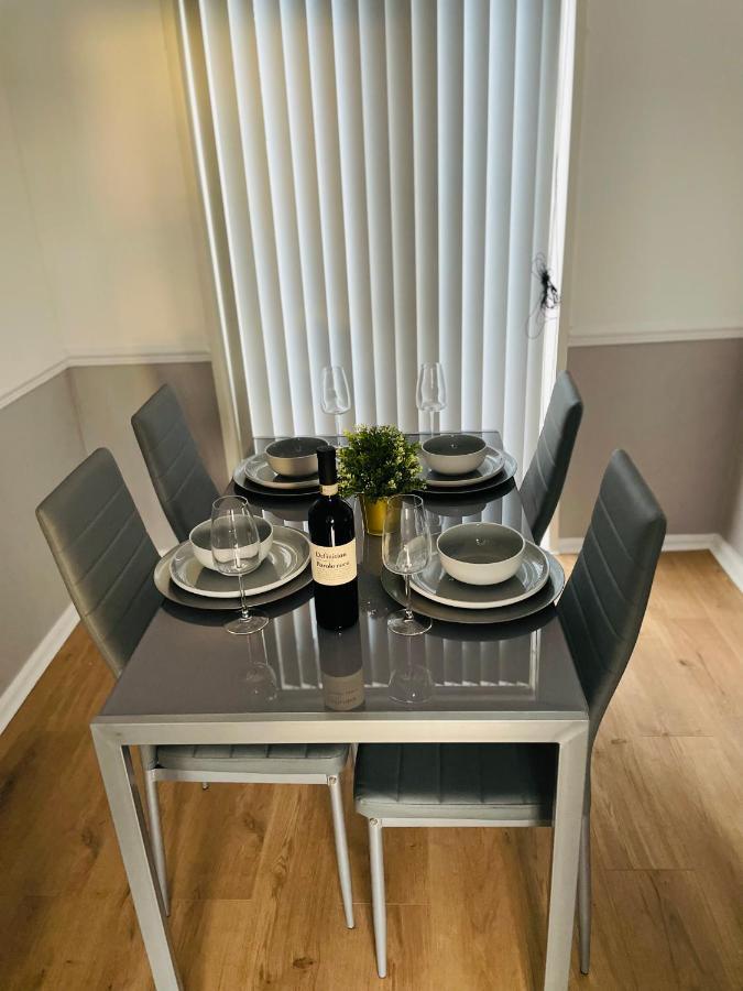 Wolverhampton Large 3 Bedrooms 5 Bed House Perfect For Short & Long Stays Contractors Business Nhs Insurance 1 Bathroom And Separate Wc Private Garden Driveway For 2 Large Vehicles Close To City Centre M6 M54 And Walsall Willenhall Cannock Property ภายนอก รูปภาพ