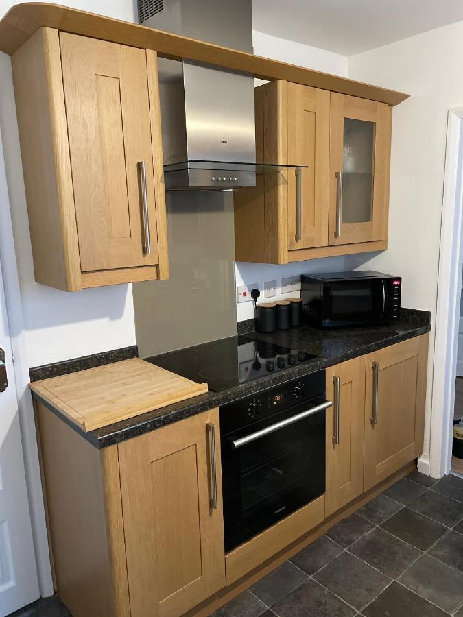 Wolverhampton Large 3 Bedrooms 5 Bed House Perfect For Short & Long Stays Contractors Business Nhs Insurance 1 Bathroom And Separate Wc Private Garden Driveway For 2 Large Vehicles Close To City Centre M6 M54 And Walsall Willenhall Cannock Property ภายนอก รูปภาพ